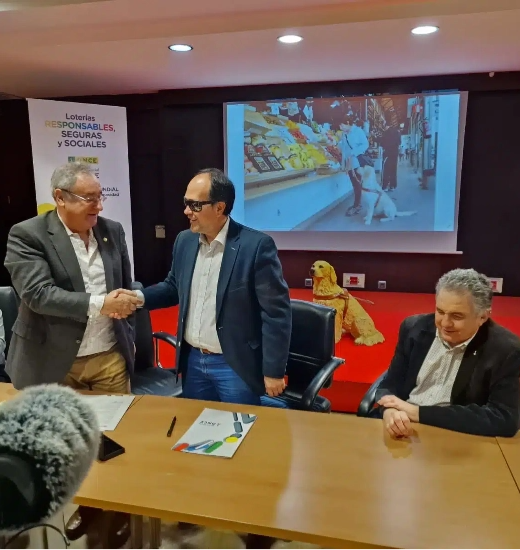 ONCE y los veterinarios de C-LM colaboran para facilitar servicios a las personas con perros guía...